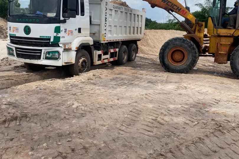 Wheel loader filling a construction material haul truck at the Smartsmining site