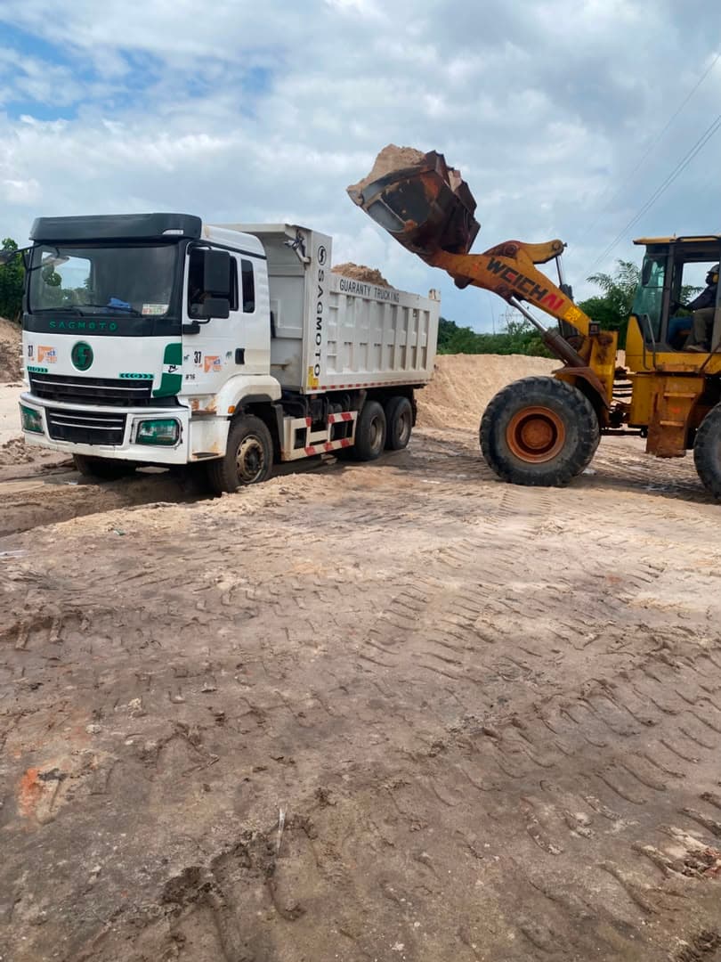 Wheel loader filling a construction material haul truck at the Smartsmining site